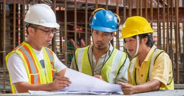 muncitori asiatici in constructii